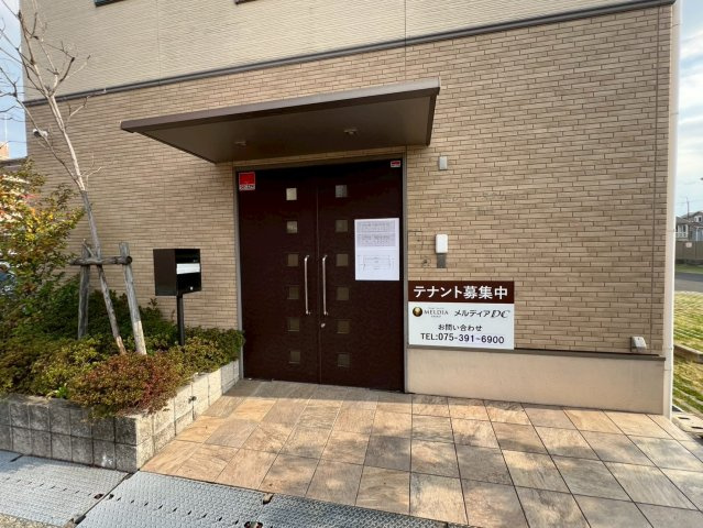 メルディアキューブ箕面牧落 Office & Garageのエントランス|1階入口部分（改装前）