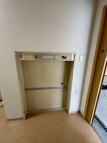 メルディアキューブ箕面牧落 Office & Garageのその他|荷揚げリフト（残置物・設備外）