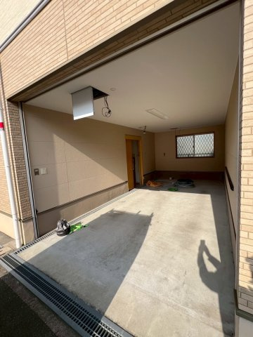 メルディアキューブ箕面牧落 Office & Garageの駐車場|1階駐車場（改装前）