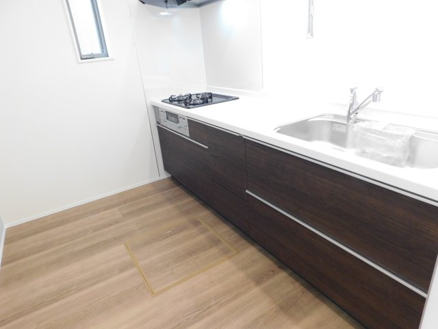 愛西市北一色町北田面の新築一戸建のキッチン|◇キッチン◇　　人気の対面式・人造大理石カウンター・浄水機能付ハンドシャワー・静音仕様シンク・スローインクローズレール・Ｓｉセンサーコンロ（３口）・床下収納庫