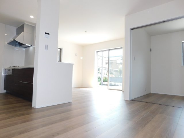 愛西市北一色町北田面の新築一戸建の居間・リビング|◇リビング◇　　南面で明るいリビング１６．０帖　隣の洋室と続き間で１９．７５帖になります♪