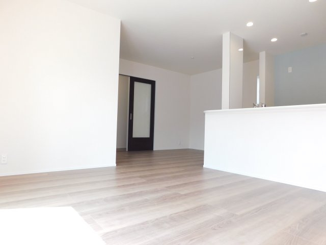 愛西市北一色町北田面の新築一戸建の居間・リビング|◇リビング◇　　南面で明るいリビング１６．０帖　食事スペースと家族団らんのリビングスペースの空間を分けて利用できます♪