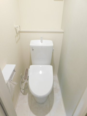 愛西市北一色町北田面の新築一戸建のトイレ|◇トイレ◇　　１・２階　シャワートイレ　節水タイプ　収納棚付き