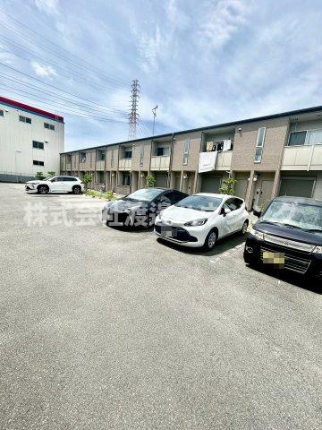 アムールLusterの駐車場