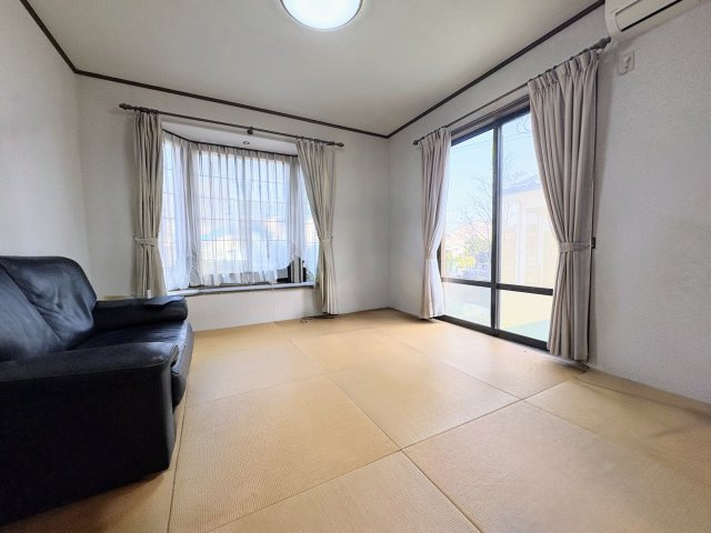 【和室】 | 片縄西２丁目 | ダイニングに続く和室です。大きな出窓で開放的です。
