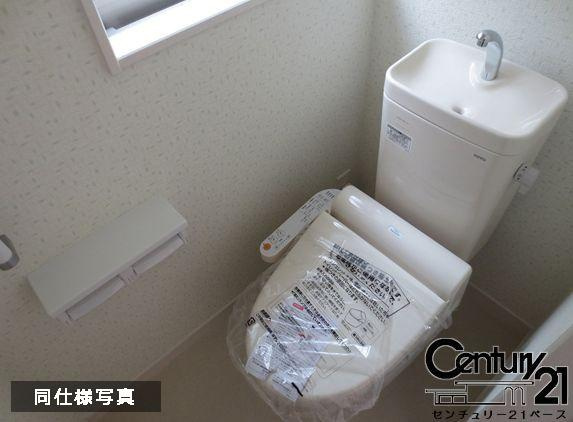 奈良市六条緑町１丁目の新築一戸建の内観：施工例|■ウォシュレット付きトイレです！■
