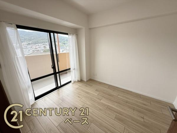 ふぁみーゆ生駒の洋室|■バルコニーに面した開放感のあるお部屋です！