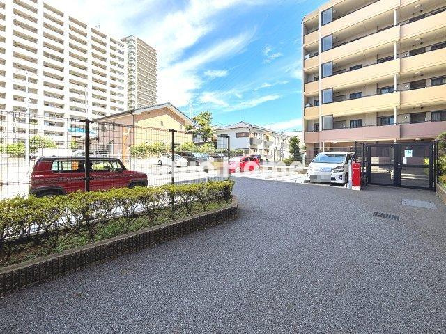 クレストフォルム青砥グランデッツァの駐車場|【敷地内駐車場】最新の空き状況や費用などの詳細は担当スタッフまでお問い合わせください。