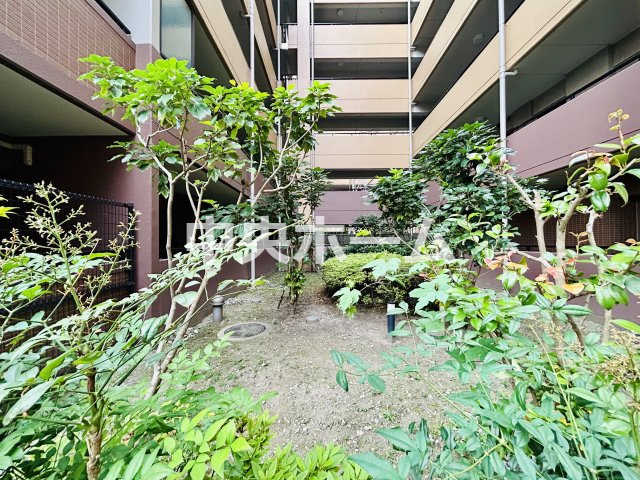 クレストフォルム青砥グランデッツァの中庭|敷地内には緑も多く住環境良好です