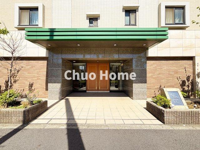 クレストフォルム青砥グランデッツァのエントランス|【エントランス】マンションのエントランスは、その物件の印象を決める、顔とも言える場所です。毎日通る場所ですからきれいなのが一番です。エントランス内はオートロックですので暮らしの安全も確保されています。