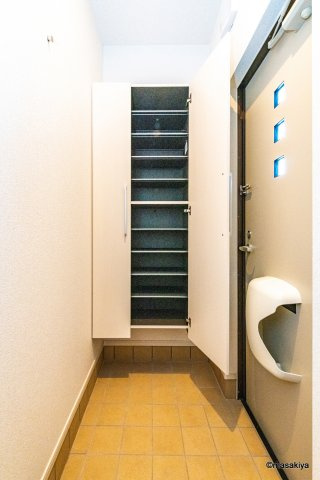 ファビオネスト駒沢の玄関|写真は同じ建築会社の物です。色、仕様は異なる場合があります。