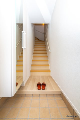 ファビオネスト駒沢の玄関|写真は同じ建築会社の物です。色、仕様は異なる場合があります。