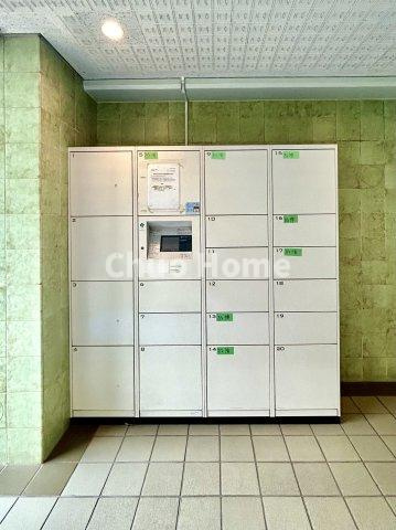 グリーンパーク東砂の設備|【宅配ボックス】在宅時・不在時に関わらず、居住者の代わりに非対面で宅配物を受け取ってくれる便利な設備です。わかりやすくご説明致しますので見学時にはお部屋だけではなく共用部分もぜひチェックしてください。