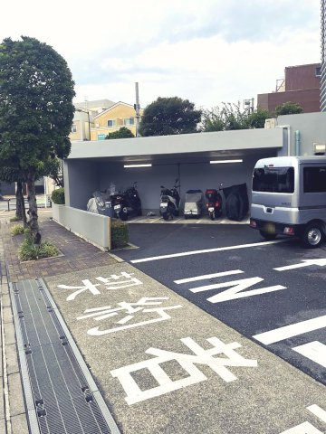 ブランズタワー南千住の駐車場