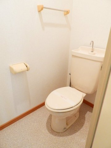 ニューシティ西川のトイレ|落ち着いた色調のトイレです