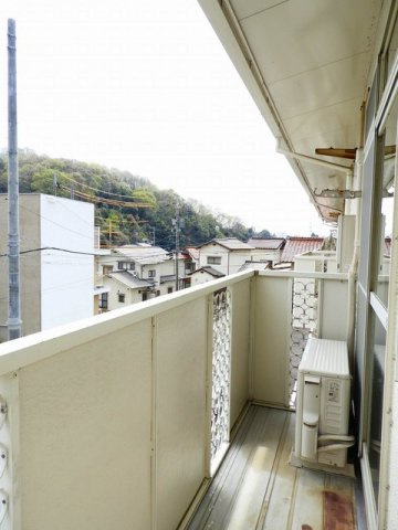 ニューシティ西川のバルコニー|暖かな日差しのふりそそぐバルコニー
