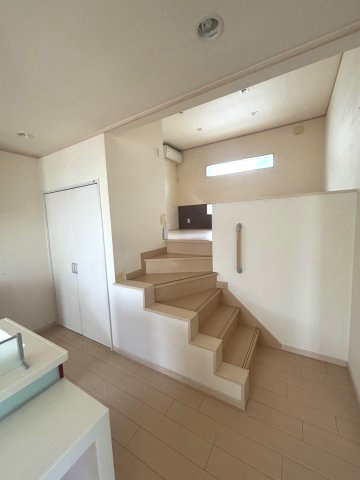 【中古戸建て】大津市国分2丁目のその他|LDKからつながる子上がりの洋室