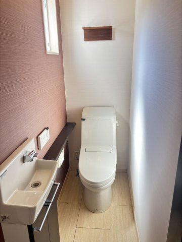 【中古戸建て】大津市国分2丁目のトイレ|2F　落ち着いた色調のトイレです