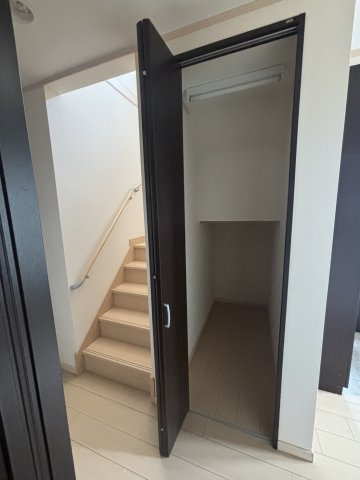【中古戸建て】大津市国分2丁目の玄関|こまごまとしたものを収納できそうですね