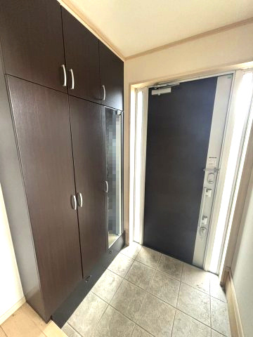 【中古戸建て】大津市国分2丁目の玄関|明るい玄関です