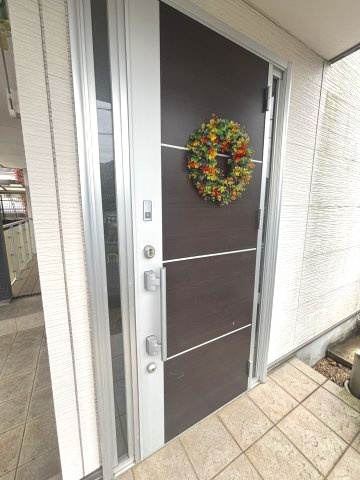 【中古戸建て】大津市国分2丁目のその他|シックな玄関ドア