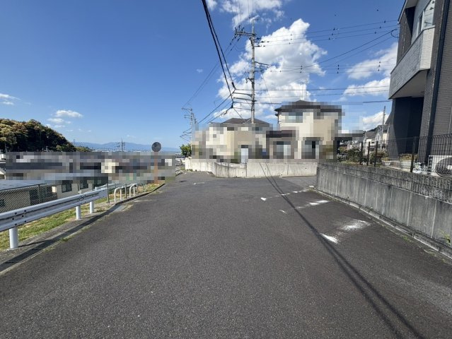【中古戸建て】大津市国分2丁目の前面道路含む現地写真