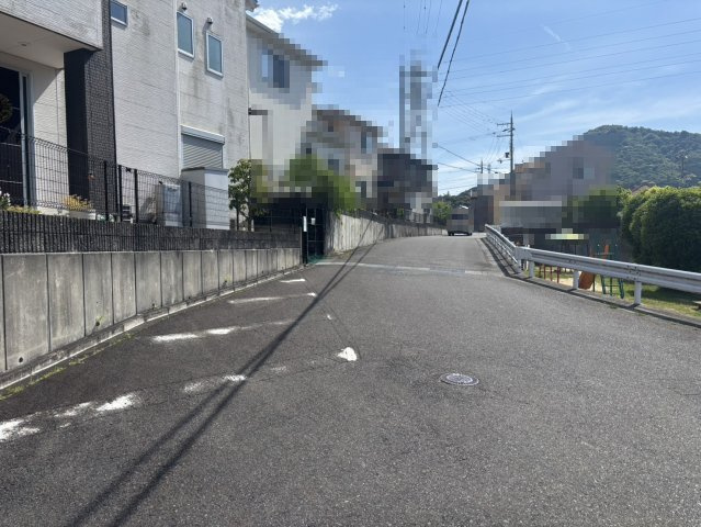 【中古戸建て】大津市国分2丁目の前面道路含む現地写真