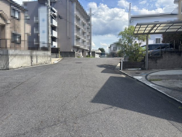 【中古戸建て】大津市国分2丁目の前面道路含む現地写真