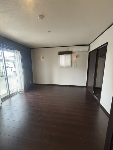 【中古戸建て】大津市国分2丁目の居間・リビング|スタンダードな洋室です