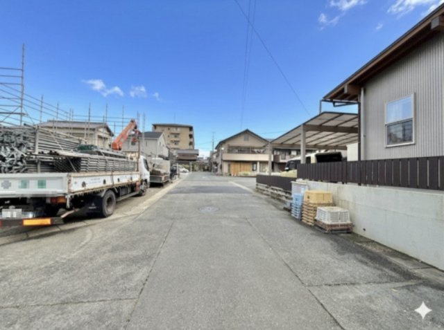 高丘北 第3の前面道路含む現地写真|前面道路は車通りが少なく安心して駐車していただけます。