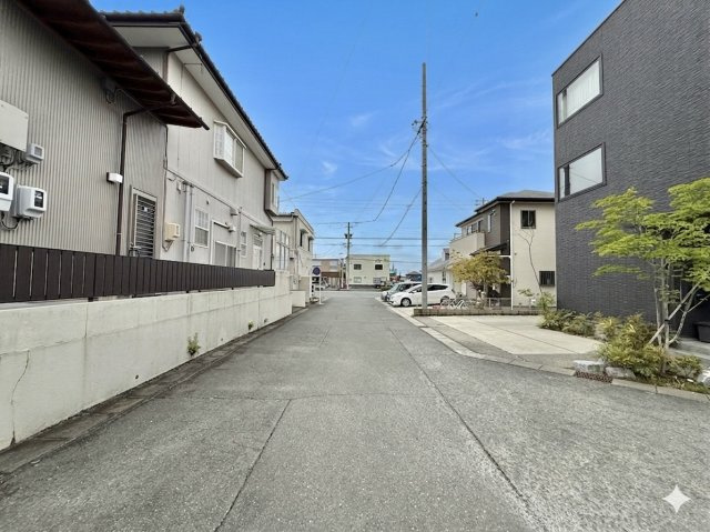 高丘北 第3の前面道路含む現地写真|メインの通りから中に入った場所になるのでほとんど車通りが無く、小さなお子様がいても安心です。

