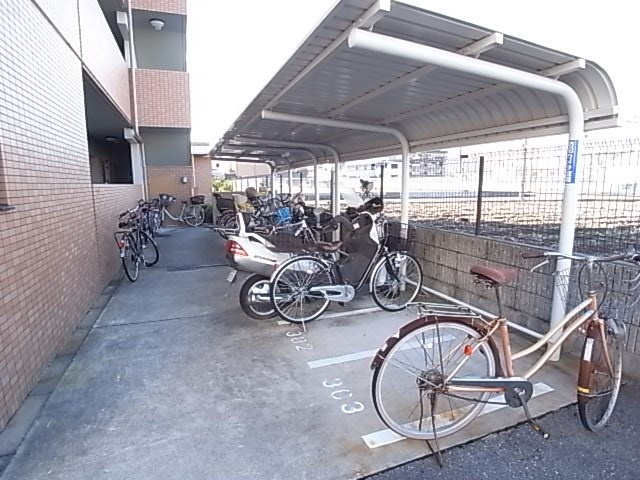 尼崎市武庫之荘本町２丁目の賃貸マンションの駐車場