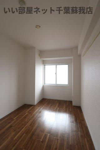 オーシャンビュー弐番館の寝室|開放的な寝室です