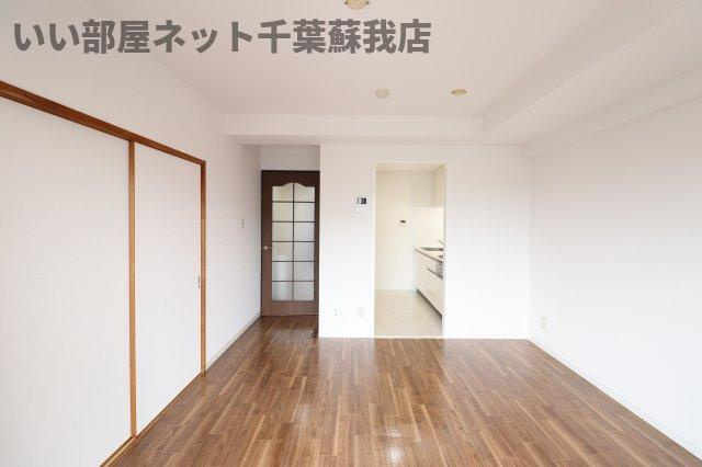 オーシャンビュー弐番館の居間・リビング|こちらのリビングで趣味の時間をお楽しみください