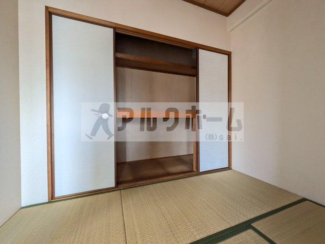 柏原市国分本町１丁目の賃貸マンションのエントランス