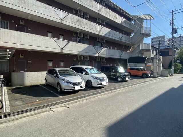 イーストヒルズの駐車場