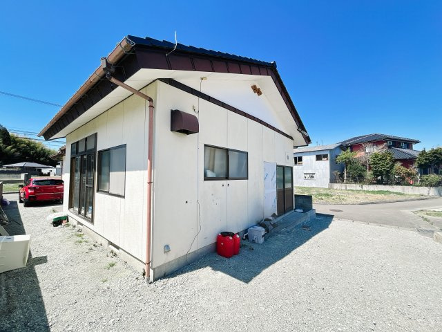 南相馬市小高区南町2丁目 中古住宅 陽当たり良好！ 4LDK 不動産プラスの外観|駐車場です。拡張を行い3台駐車可能です。ご夫婦のお車だけではなく将来お子様のお車や御来客用にもう一台駐車できるので便利ですね。