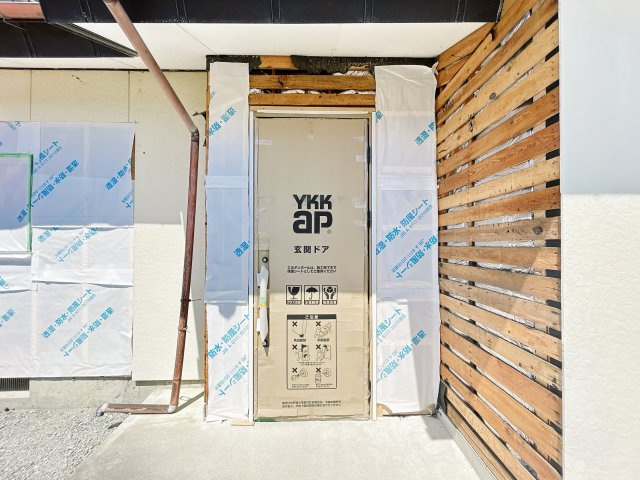 南相馬市小高区南町2丁目 中古住宅 陽当たり良好！ 4LDK 不動産プラスの玄関|玄関ドアです。YKK製の玄関ドアに新品交換します。