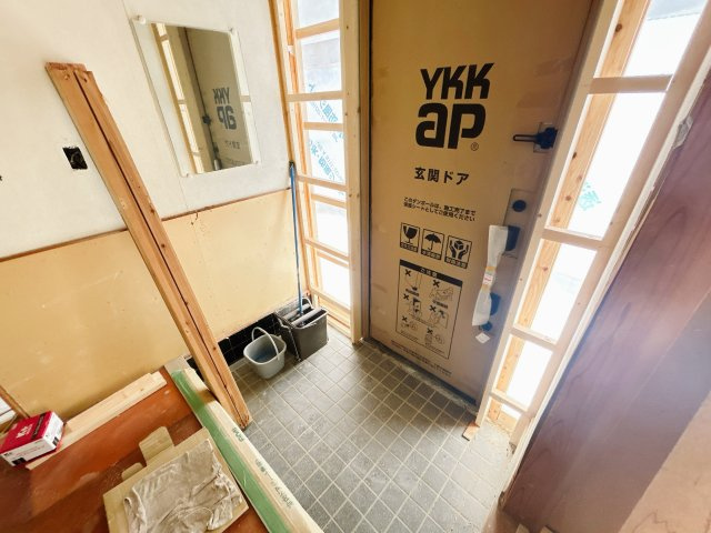 南相馬市小高区南町2丁目 中古住宅 陽当たり良好！ 4LDK 不動産プラスの玄関|玄関内部です。玄関タイルの張替と壁天井のクロス張替と床はフローリング張りを行います。シューズボックスも新設するので使い勝手の良い玄関に生まれ変わります。
