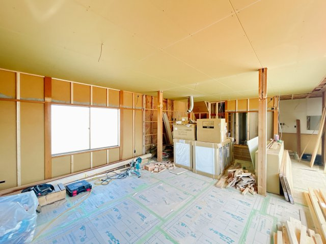 南相馬市小高区南町2丁目 中古住宅 陽当たり良好！ 4LDK 不動産プラスの居間・リビング|リビング別角度です。約24帖のLDKなのでお好きな家具や家電を設置してもゆったりとくつろぐことができますよ。