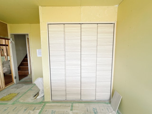南相馬市小高区南町2丁目 中古住宅 陽当たり良好！ 4LDK 不動産プラスの収納|クローゼットです。すべての収納はクローゼットに変更しています。内部にはポール付き棚を設置しているのでお洋服をしっかりと収納することができます。