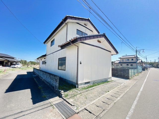 南相馬市小高区南町2丁目 中古住宅 陽当たり良好！ 4LDK 不動産プラスの前面道路含む現地写真|前面道路が広々しているので駐車が苦手な方も安心です。