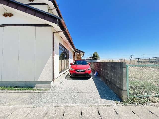 南相馬市小高区南町2丁目 中古住宅 陽当たり良好！ 4LDK 不動産プラスの駐車場|駐車場別角度です。合計で3台駐車することができます。玄関前に1台、裏手に2台停められます。