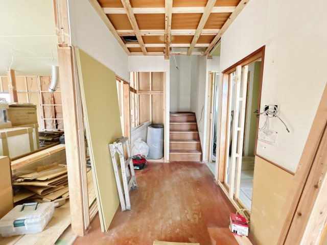 南相馬市小高区南町2丁目 中古住宅 陽当たり良好！ 4LDK 不動産プラスの内装|玄関ホールです。廊下スペースが広々しているので多くの荷物を持っていてもゆったりと通ることができますよ。