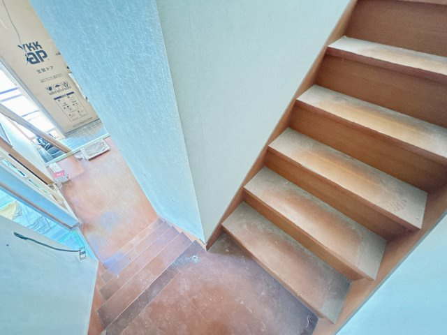 南相馬市小高区南町2丁目 中古住宅 陽当たり良好！ 4LDK 不動産プラスの内装|階段です。フローリングの重ね張りを行い仕上げます。手すりの設置とノンスリップの設置を行うので安心して昇降することができますよ。