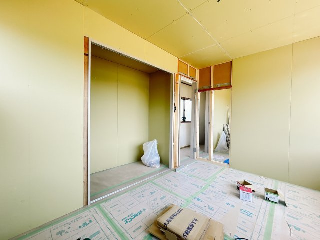 南相馬市小高区南町2丁目 中古住宅 陽当たり良好！ 4LDK 不動産プラスの洋室|2階洋室別角度です。LDKの他に4部屋の居室がある住宅なので様々な用途でお使いいただけますよ。