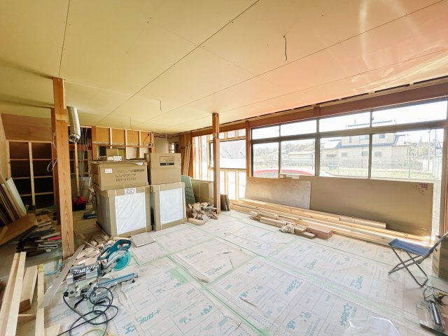 南相馬市小高区南町2丁目 中古住宅 陽当たり良好！ 4LDK 不動産プラスの居間・リビング|リビングです。壁天井のクロス張替と床はフローリング張りを行います。約24帖のLDKになるのでゆったりと家族団らん可能です。