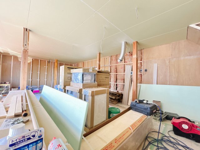 南相馬市小高区南町2丁目 中古住宅 陽当たり良好！ 4LDK 不動産プラスの居間・リビング|】リビング別角度です。対面キッチンになるのでお料理しながら家族での会話ができますよ。