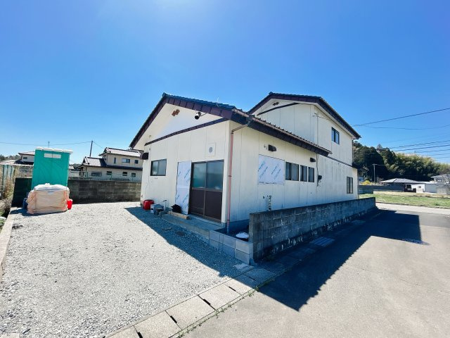 南相馬市小高区南町2丁目 中古住宅 陽当たり良好！ 4LDK 不動産プラスの前面道路含む現地写真|外観別角度です。外壁の塗装を行います。塗装を行うことで雰囲気がガラッと変化します。駐車場の拡張工事も行ったので3台駐車可能です。