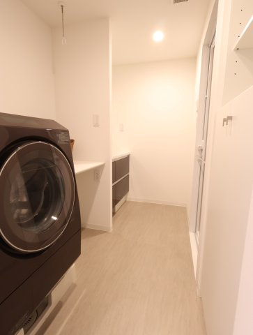 アルファステイツ天神町の洗面所|ランドリールームには、洗濯物を畳むのに便利なカウンターが付いています！